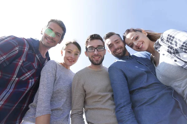 Botten view.a team av framgångsrika ungdomar. — Stockfoto