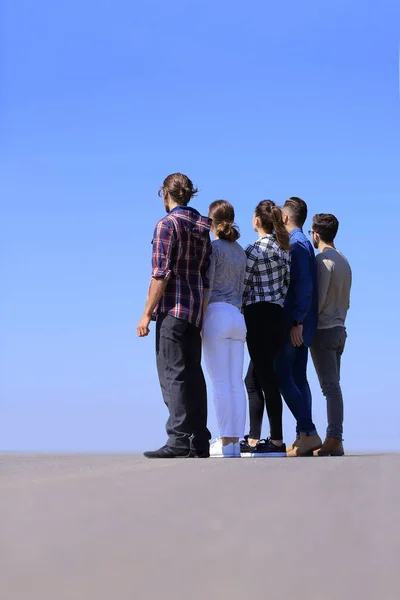 Bakifrån .en grupp studenter tittar på kopia utrymme. — Stockfoto