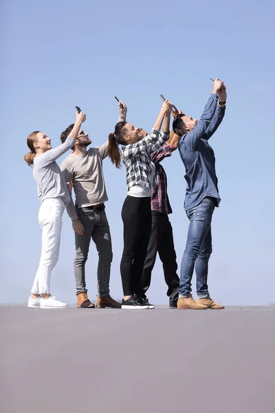 Zadní pohled. šťastní přátelé dělají selfie. — Stock fotografie