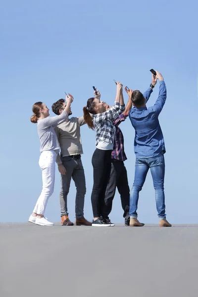 Visão traseira. amigos felizes fazendo uma selfie. — Fotografia de Stock