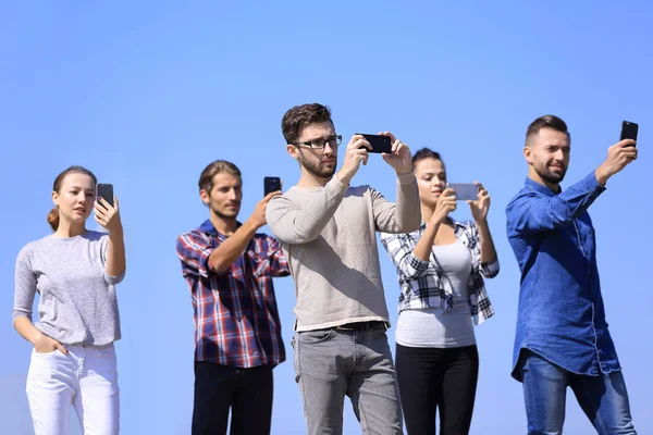 Csapat sikeres fiatal emberek, hogy selfie — Stock Fotó