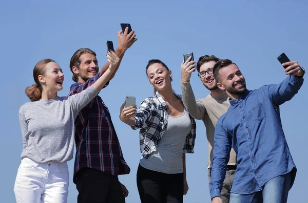 Gruppe junger Leute macht ein Selfie. — Stockfoto