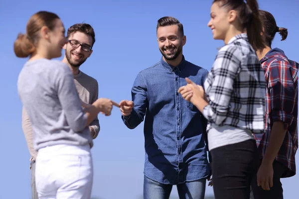 Grupo de estudiantes discutiendo sus problemas . — Foto de Stock