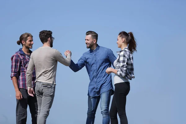 Freunde begrüßen sich mit Handschlag — Stockfoto