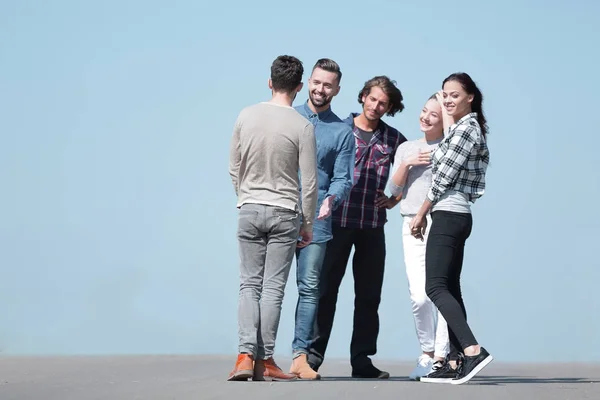 Equipo creativo de amigos hablando al aire libre — Foto de Stock