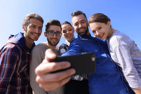 Ομάδα μαθητών, λαμβάνοντας μια selfie — Φωτογραφία Αρχείου