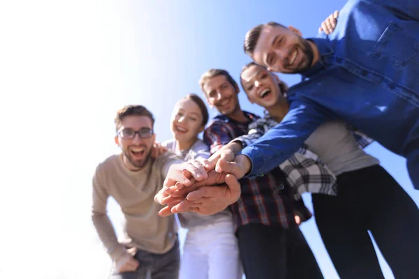 College studenten teamwerk stapelen hand concept — Stockfoto