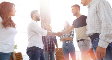 iş adamları top.handshake görüntülemek
