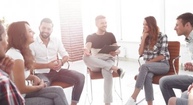 fikirleri tartışmak iş takım