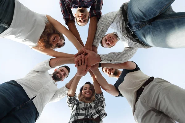 Geschäftsteam mit zusammengeklammerten Händen — Stockfoto