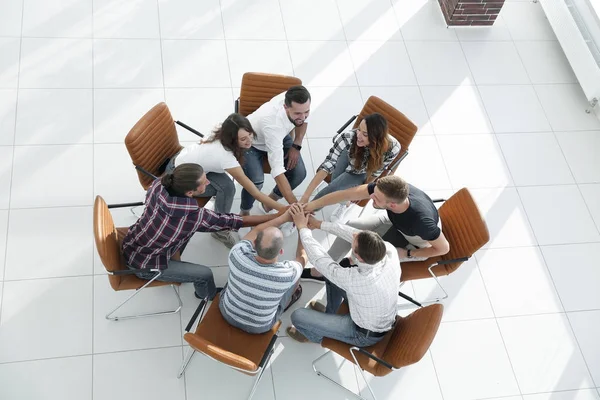 Vista dall'alto. team di lavoro mostra la sua unità — Foto Stock