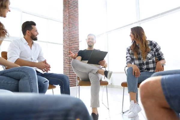 Geschäftsteam sitzt in der Lobby des Büros — Stockfoto