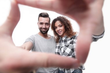 yeni evliler parmakları çerçevede bak.