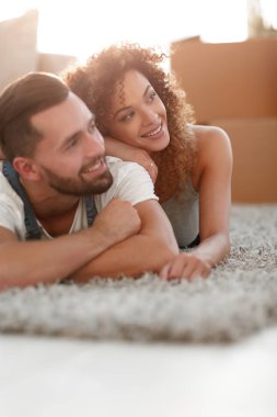 Mutlu çift arka plan bulanık halıya yatan