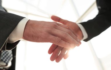 İki iş adamı el sıkışacak.