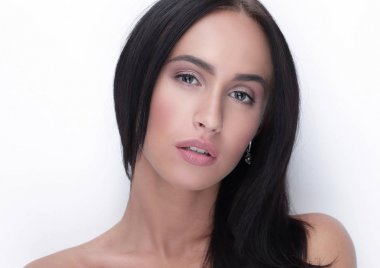 güzel kız yüz portre uzun saç stili ile yakından.