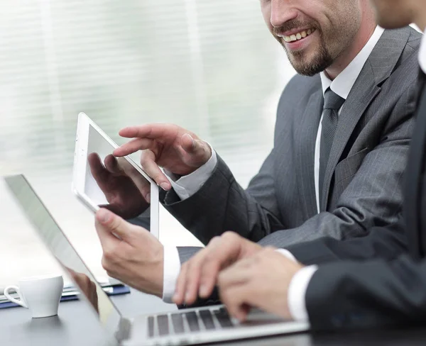 Colegas de negócios que trabalham com computador tablet . — Fotografia de Stock