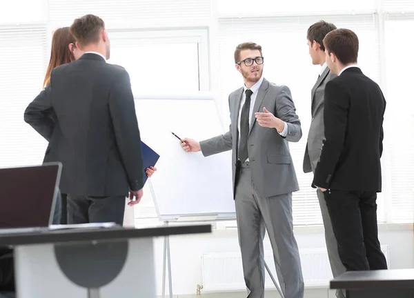 Gerente realiza uma master class para equipe de negócios — Fotografia de Stock