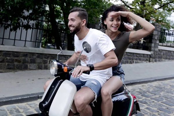 Jong (echt) paar rijden motor scooter in stad — Stockfoto