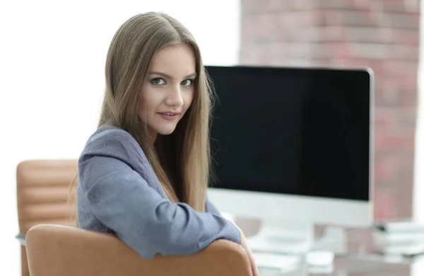 Kvinna Manager sitter på arbetsplatsen — Stockfoto