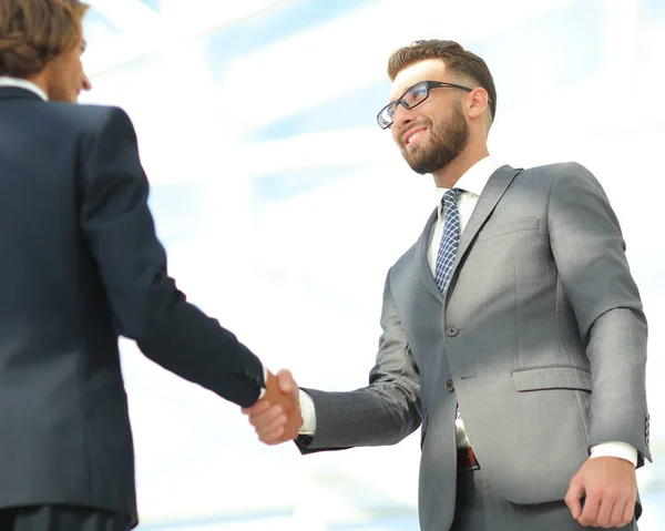 Business handshake e pessoas de negócios. — Fotografia de Stock