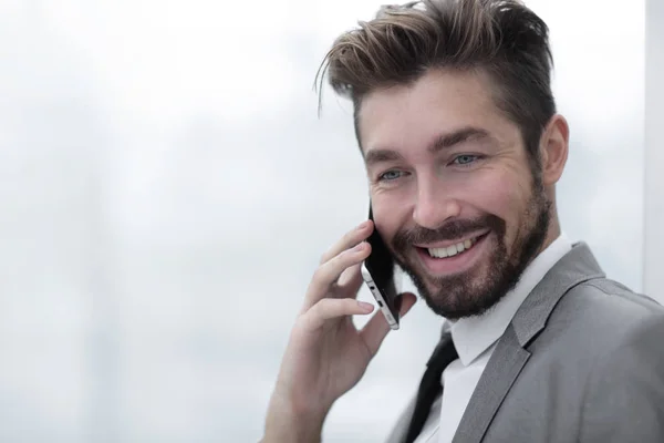 Hombre de negocios hablando por teléfono móvil — Foto de Stock