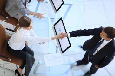 En baştan görüntüleyin. Çalışanın elini sıkarken Yöneticisi