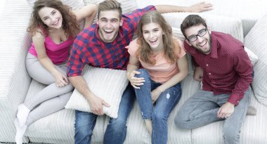 kanepede oturan arkadaşlar gülen top.a grubundan görüntülemek