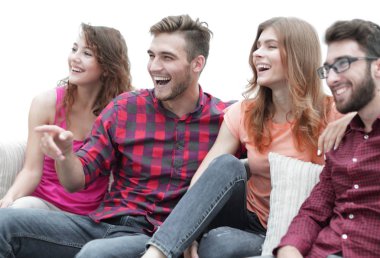 Arkadaş kanepede oturan en sevdiğiniz programı izliyor.