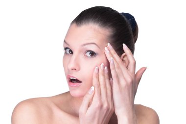 genç bir kadın yüzü beyaz zemin üzerine izole dokunmadan