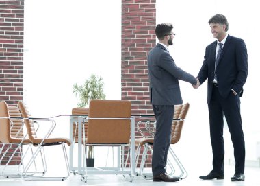 İki iş adamları el ofiste sallamak.