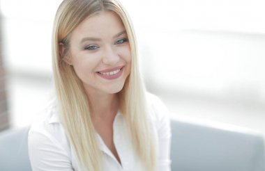 Güzel genç bir kadının yakın plan yüzü.