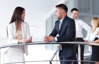 İş adamları molası verdikten ve ofis binası terasta konuşuyor.