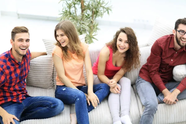 Vrolijke vrienden lachen in de woonkamer. — Stockfoto