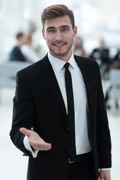 Впевнений молодий бізнесмен тримає руку за привітання — стокове фото