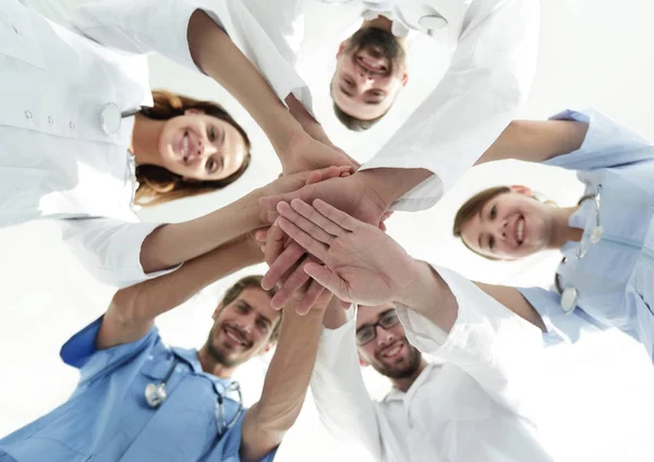 Κάτω όψη.a ομάδα γιατρών στο ιατρικό κέντρο σφιγμένα τα χέρια τους μαζί — Φωτογραφία Αρχείου