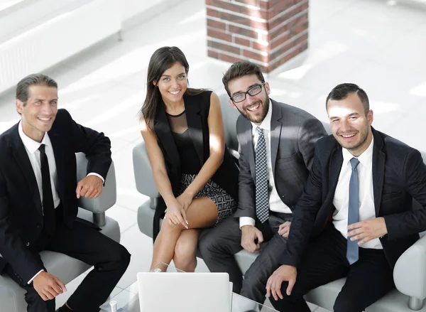 사무실 로비에 앉아 웃는 비즈니스 팀의 초상화 — 스톡 사진