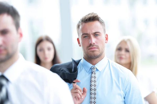 Självsäker affärsman på bakgrund av en suddig kontor. — Stockfoto