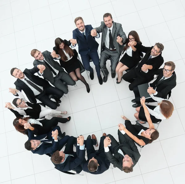 Concepto de team building .large exitoso equipo de negocios sentado en un círculo — Foto de Stock