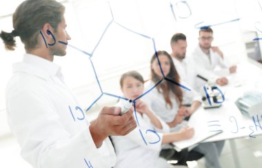 şeffaf yönetim kurulu ile görüntüleyin. bir bilim adamı bir raporu yapar.