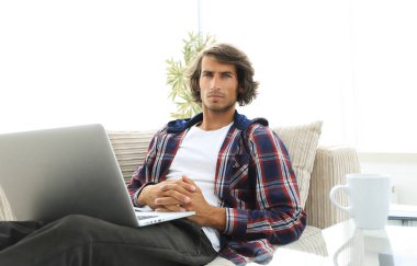 koltukta oturan dizüstü bilgisayar ile ciddi adam