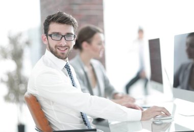 Bulanık arkaplan ofisindeki iş adamı