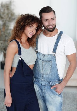 güzel genç çift ayakta yeni bir daire içinde. Fotoğraf alan bir kopyası vardır