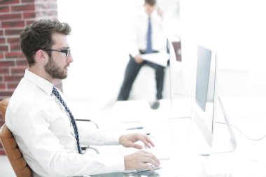 işadamı bilgisayarda mali grafiklerle çalışma