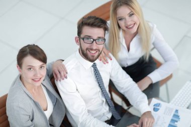 masada oturan ve kameraya bakarak başarılı iş takım.