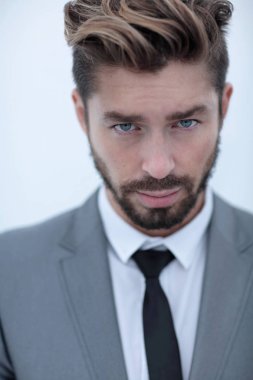 Takım elbise ve kravat takan ciddi bir iş adamı. mavi arkaplan