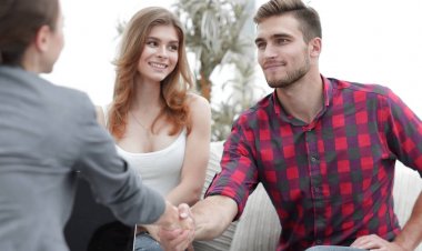 oturum başlamadan önce istemci kadın psikolog ağırlıyor