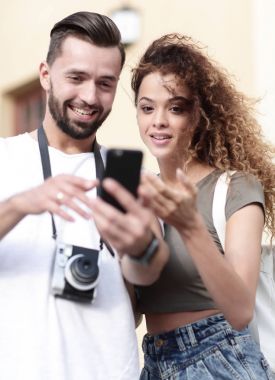 Seyahat sırasında şehirde duran çift..