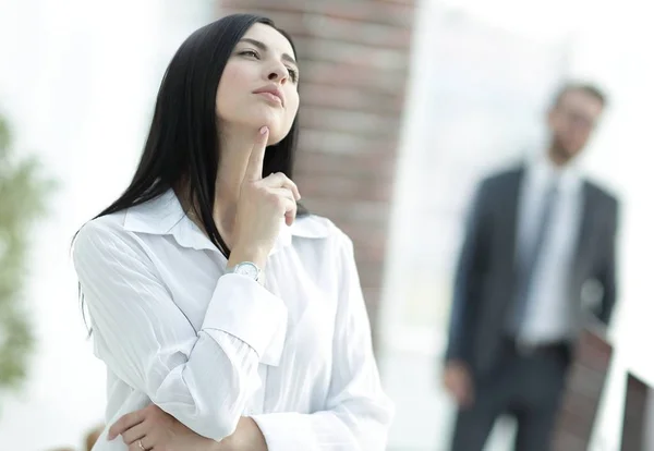 Portret van een jonge vrouw van succesvolle perspectief. — Stockfoto