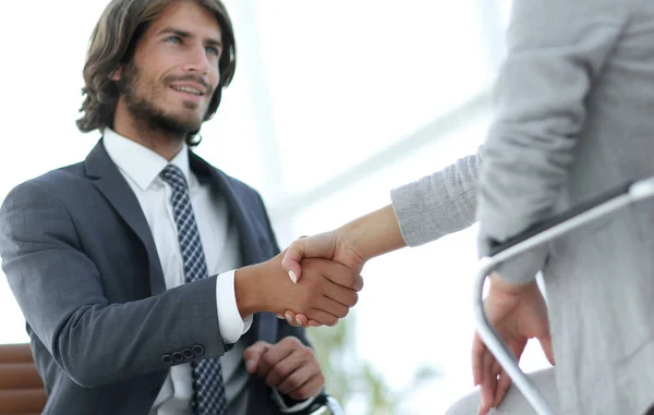 Colloquio di lavoro di successo con capo e dipendente stretta di mano — Foto Stock